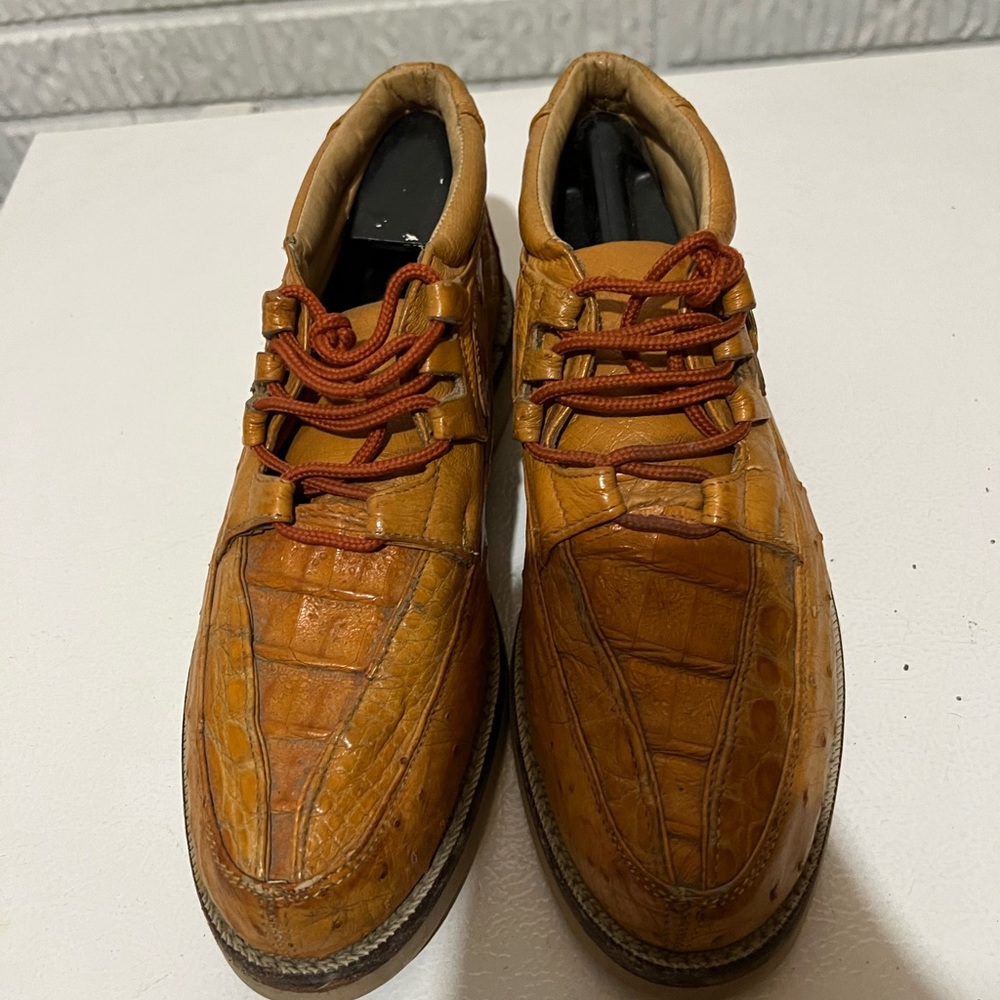 Men’s size 8  alligators